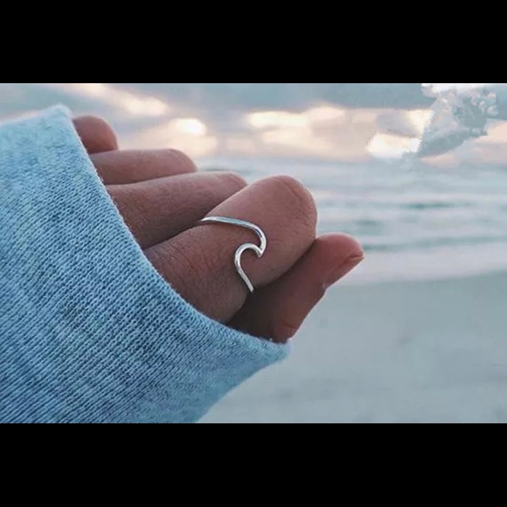 NWT Fashion “Wave” Design Ring